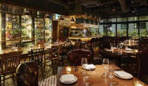 The Kitchen Salvatore Cuomo GINZAの開放的な店内