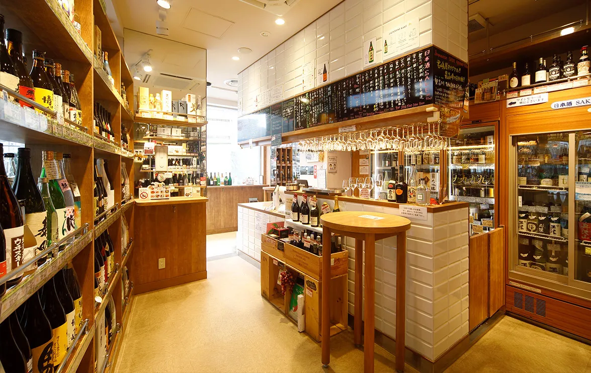 銀座 君嶋屋の店内と日本酒の陳列