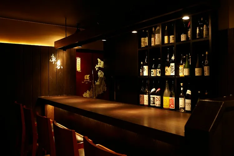 和酒BAR 庫裏 銀座店のバーカウンター