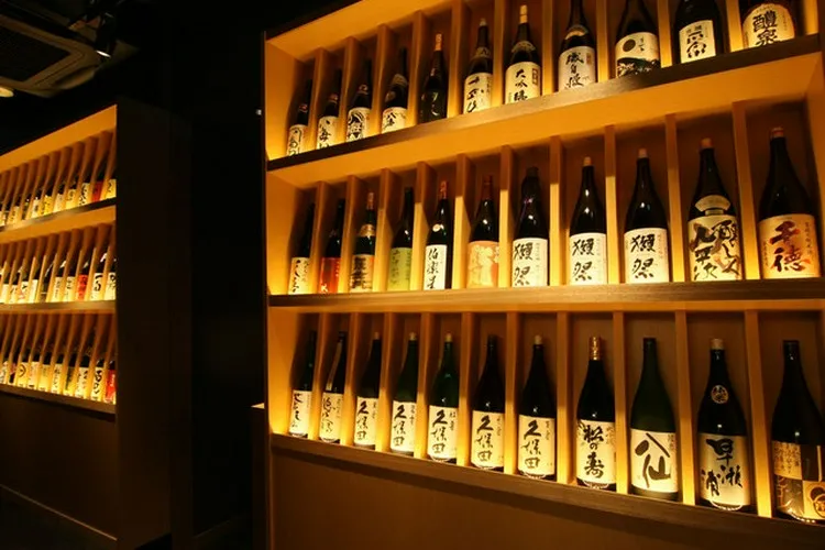 ぬる燗佐藤 銀座コリドーの日本酒の陳列